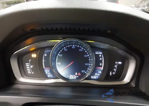 2016 Volvo V60 Cross Country T5 z USA, uszkodzony, nr VIN YV4612HK8G1003433